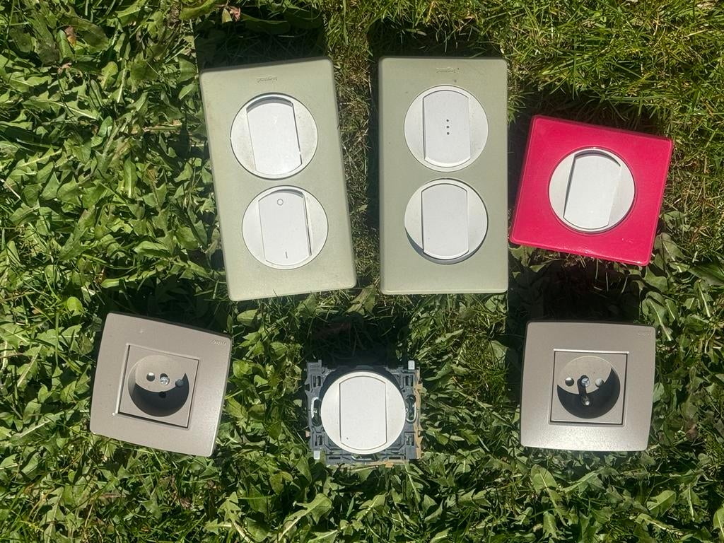 Prises niko eg legrand avec mecanismes, Enlèvement, Comme neuf