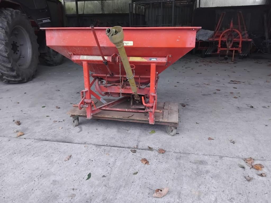 Meststofstrooier, Ophalen