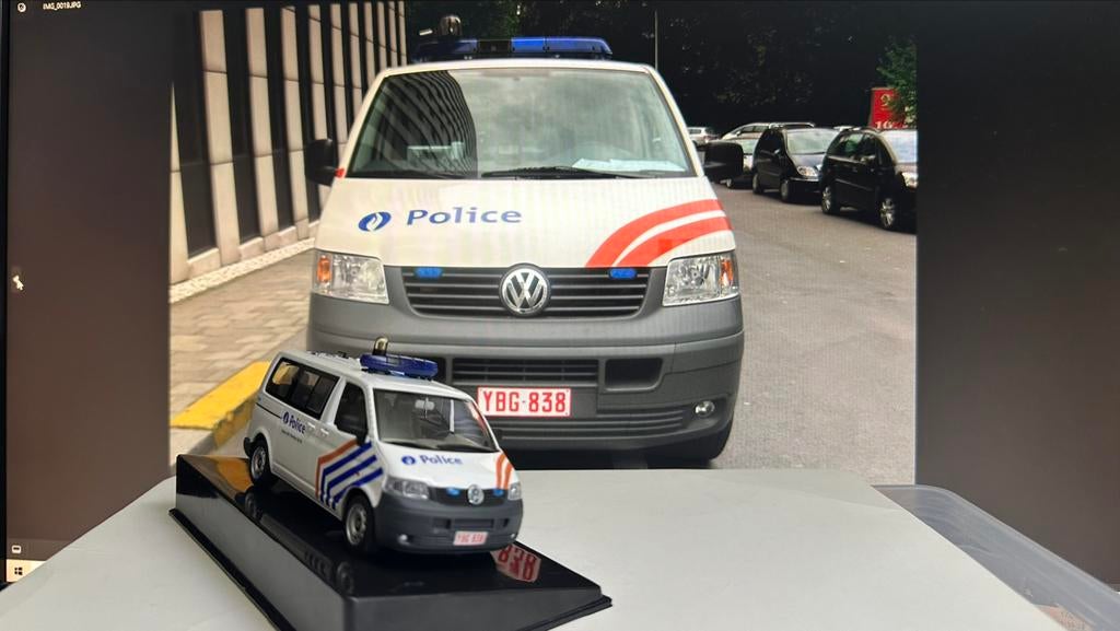 Minichamps Volkswagen T5 police fédérale politie 1/43 code 3, Enlèvement, Comme neuf, Voiture, MiniChamps