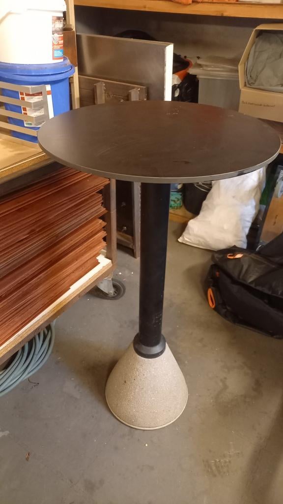 Table haute Design Magis. Valeur 920 eur, Enlèvement