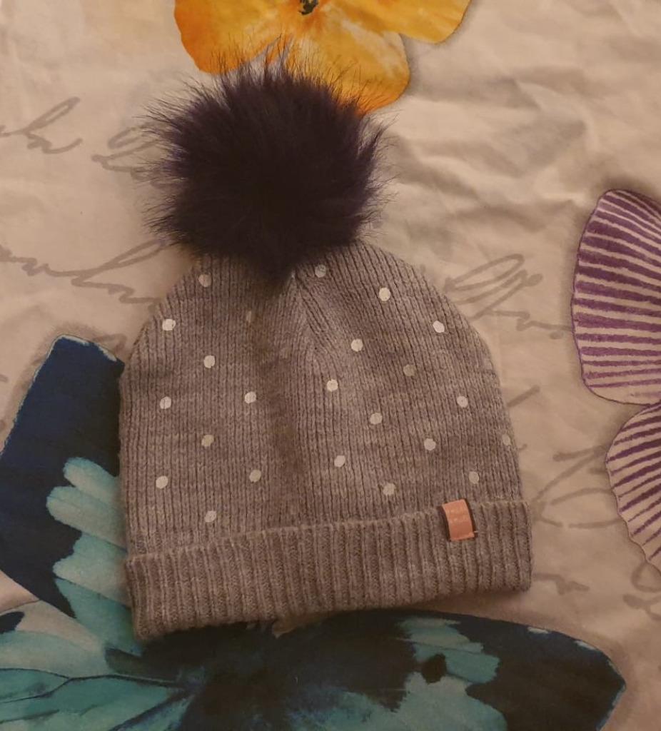 Grijze muts met marineblauwe pompon, Ophalen of Verzenden, Maat 34 (XS) of kleiner, Gedragen, Hema