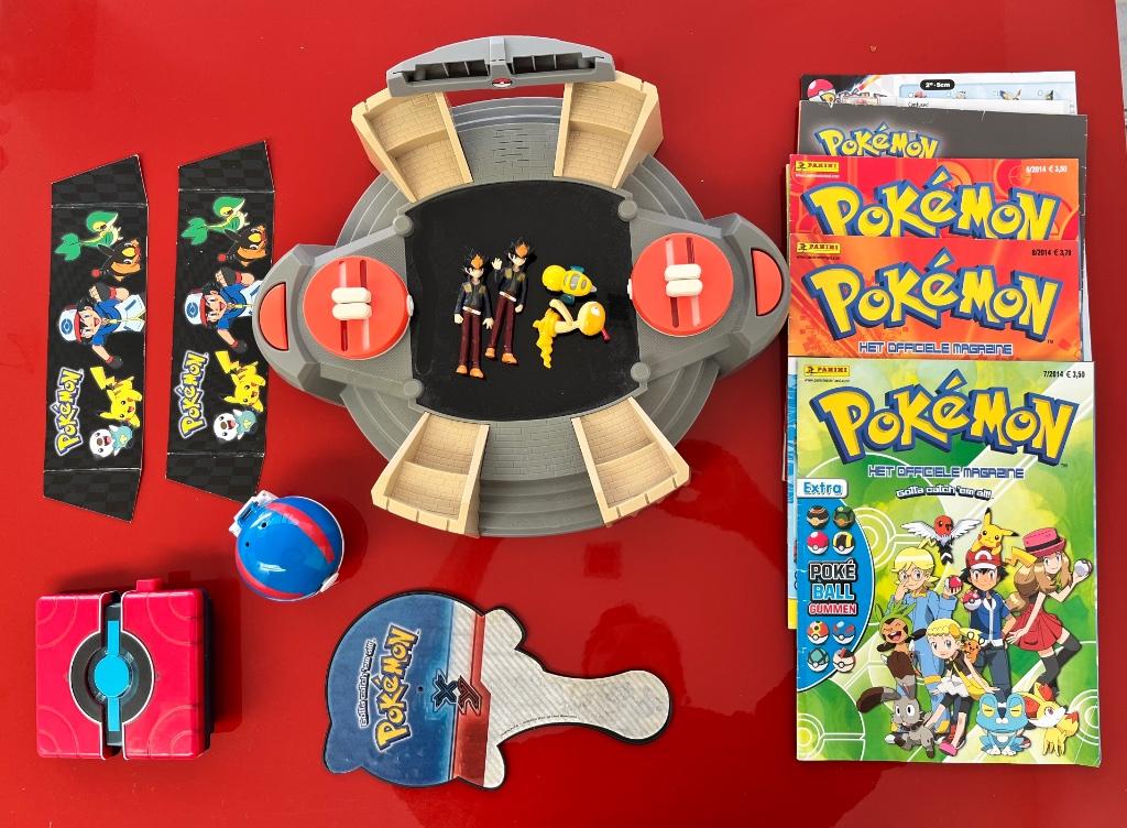 Pack de jouets Pokémon (figurines, arène, magazines,...), Enlèvement ou Envoi, Comme neuf