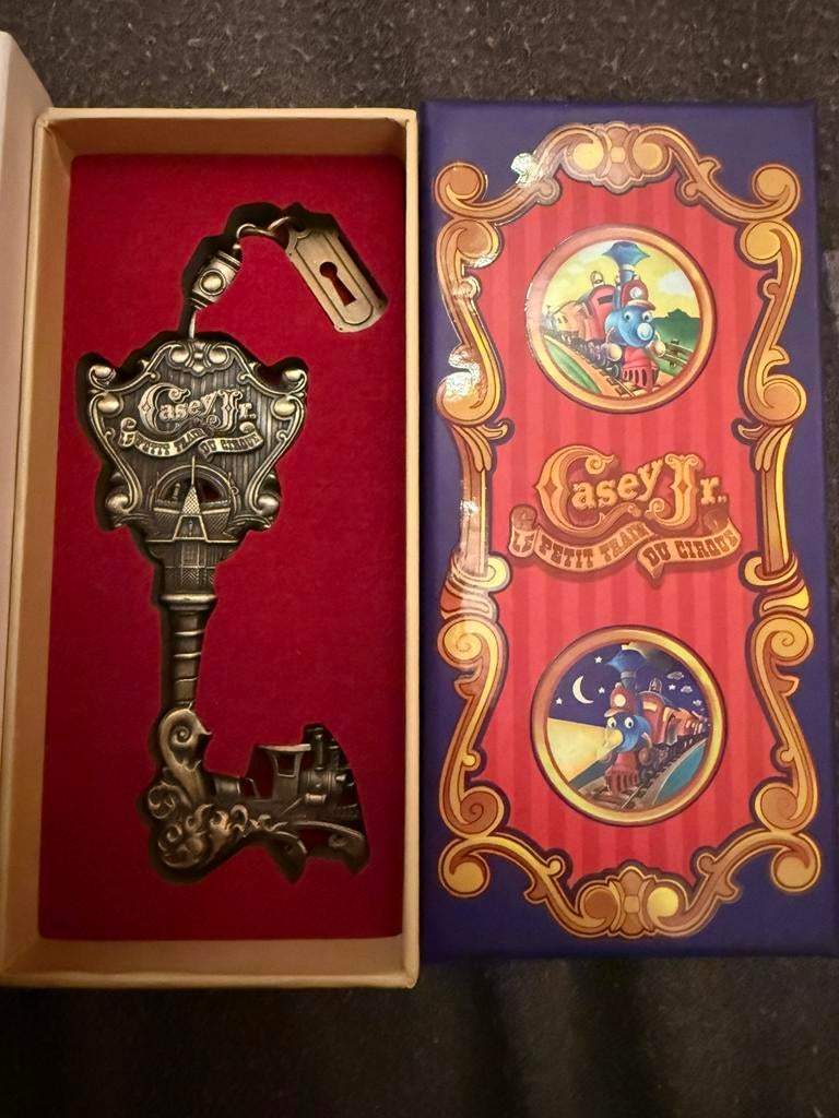 Limited edition key Casey Junior Disneyland parijs, Verzamelen, Disney, Ophalen of Verzenden, Nieuw