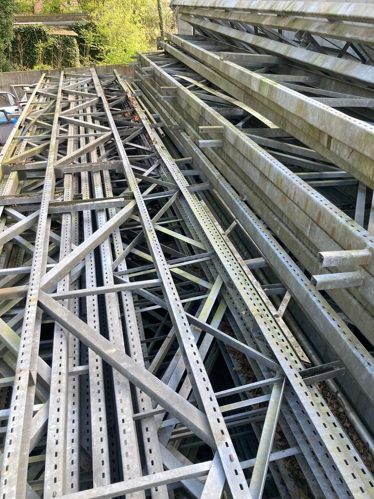 Metalen spanten, Enlèvement