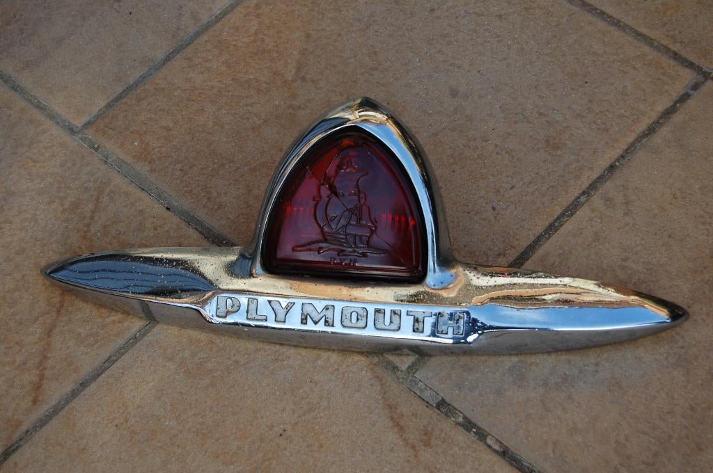 Kofferbak embleem Plymouth 1946 USA Oldtimer achterlicht, Antiek en Kunst, Ophalen of Verzenden