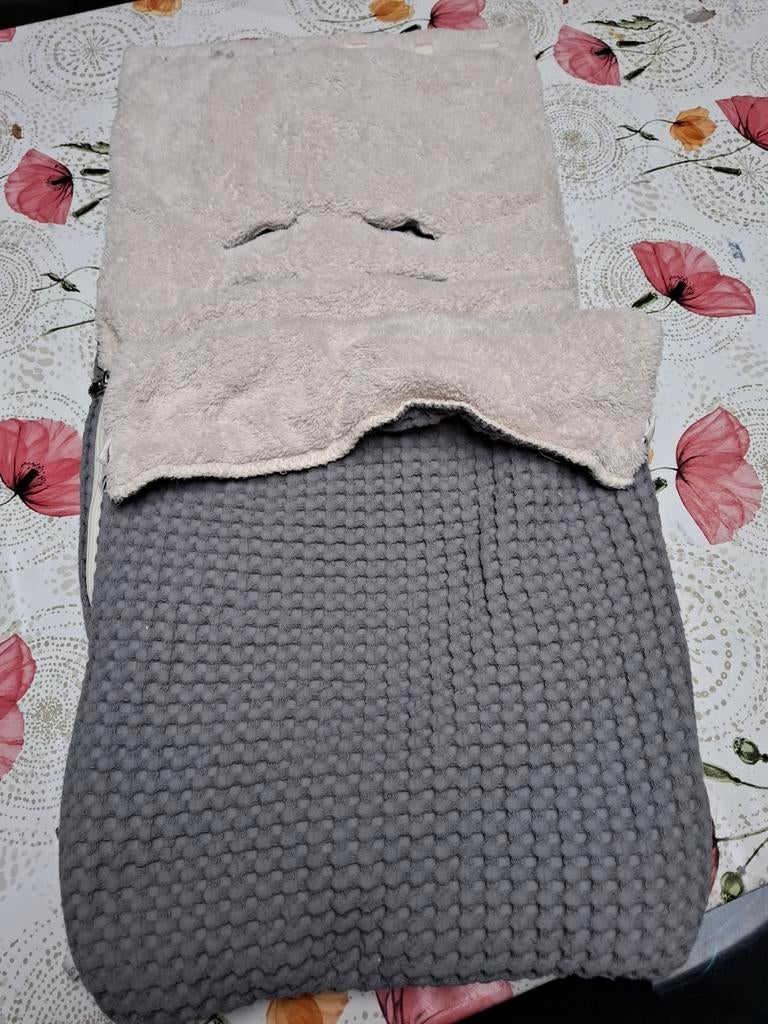 Koeka voetzak  van baby tot peuter zeer warm en zacht, Enfants & Bébés, Couvertures, Sacs de couchage & Produits pour emmailloter