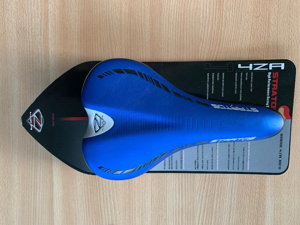blauw fietszadel 4ZA forza stratos highperformance NIEUW, Sports & Fitness, Cyclisme, Neuf, Autres types, Enlèvement ou Envoi