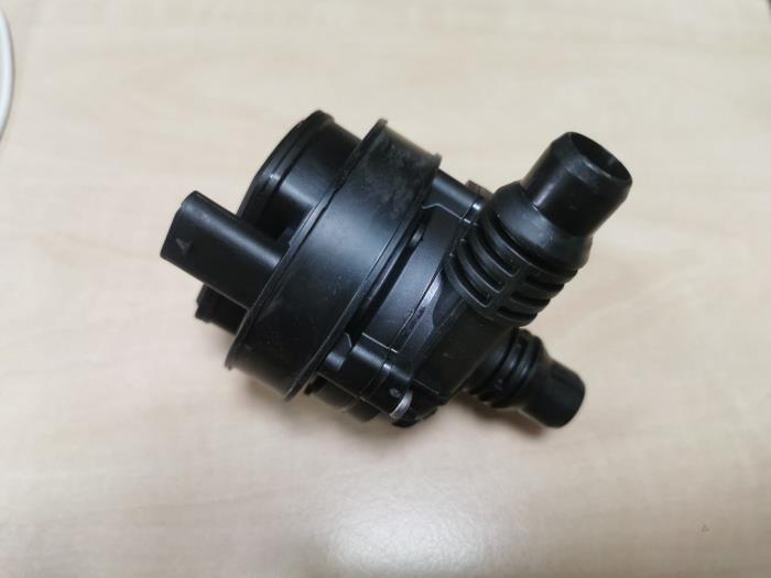 Extra waterpomp van een Mercedes C-Klasse, -, Nieuw, Ophalen of Verzenden, -