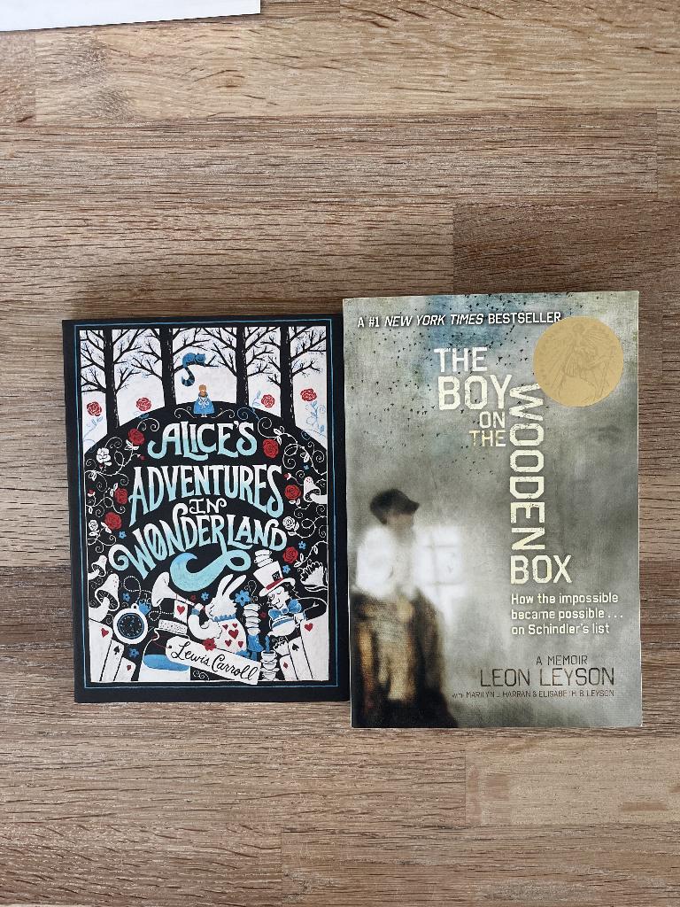 2 Engelstalige boeken (Elk voor 10 euro), Ophalen, Zo goed als nieuw, België