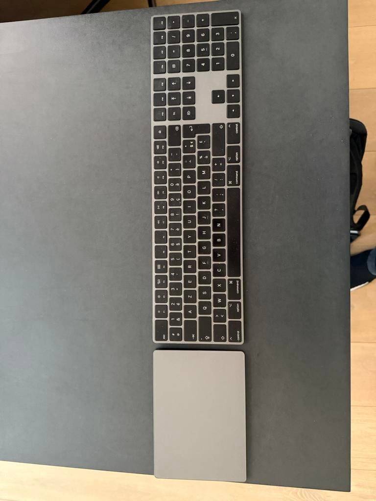Apple magic keyboard + magic trackpad zwart, Ophalen, Zo goed als nieuw