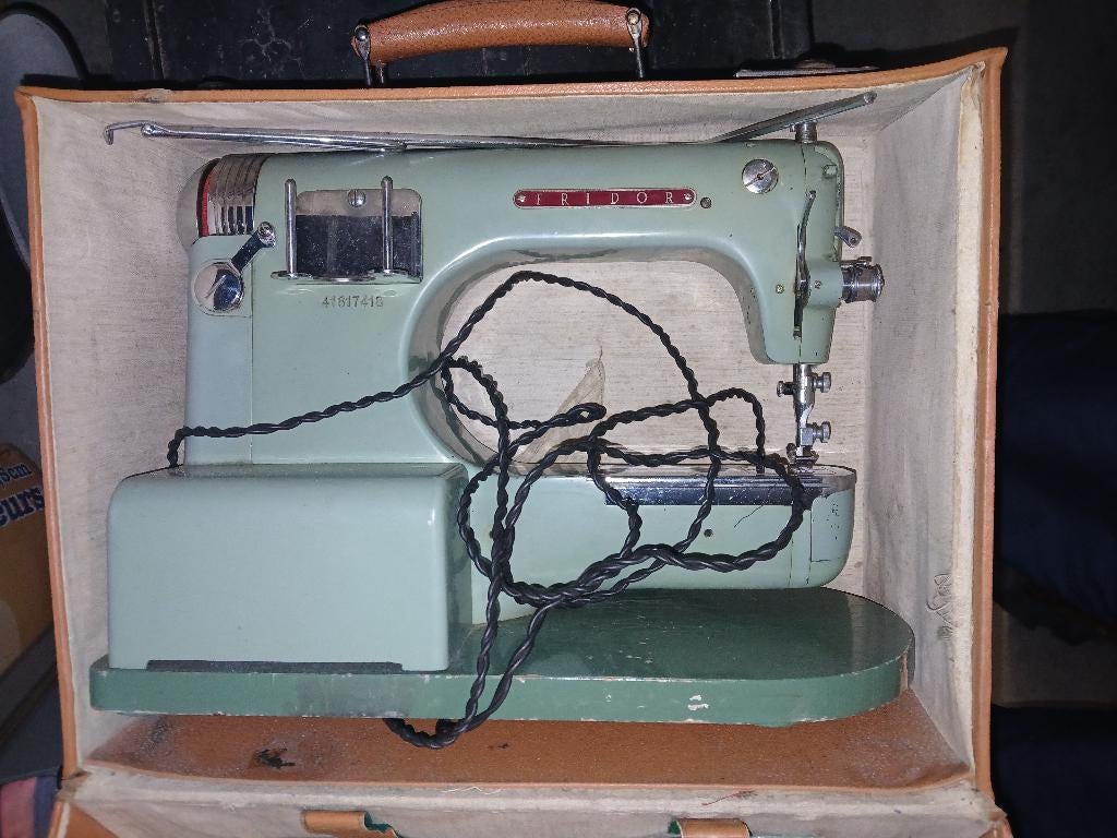 Machine à coudre ancienne, Antiquités & Art, Antiquités | Machines à coudre, Enlèvement