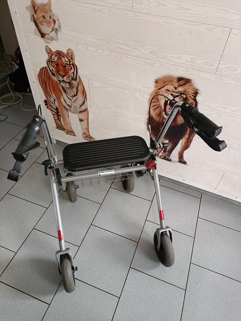 Tribune déambulateur pliable 4roues, freins et assise, Enlèvement