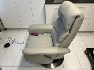 Fauteuil relax électrique en cuir - très bon état !, Maison & Meubles, Enlèvement, Comme neuf, Une personne, Bois