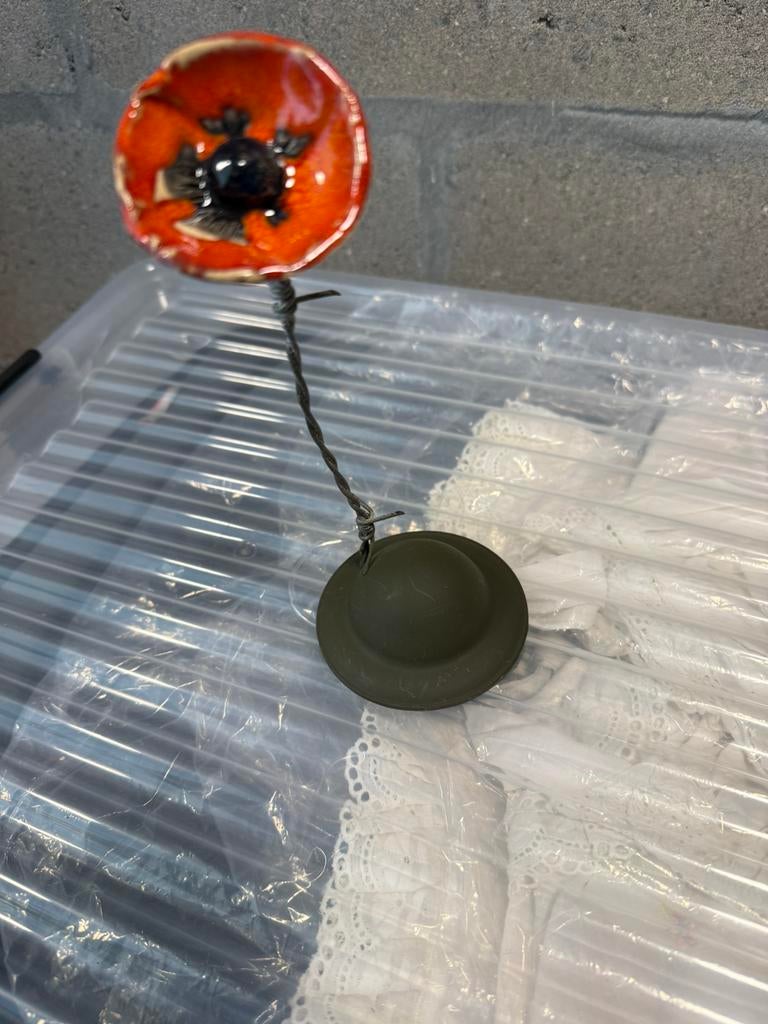 Beeldje klaproos met helm, Ophalen