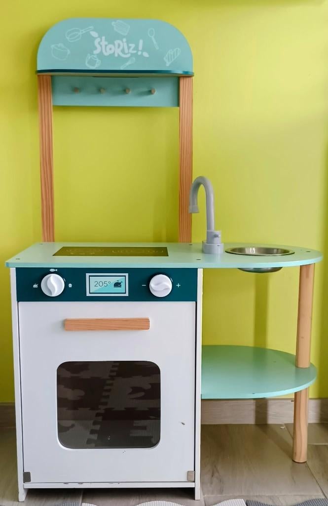 Houten Keukentje Storiz + speelkeuken accessoires, Kinderen en Baby's, Ophalen, Zo goed als nieuw, Meubelstuk of Keukentje