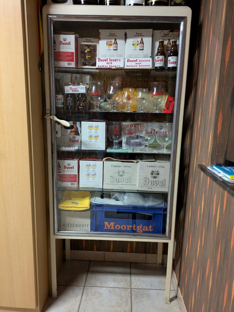 Antieke metalen etalage kast, Ophalen