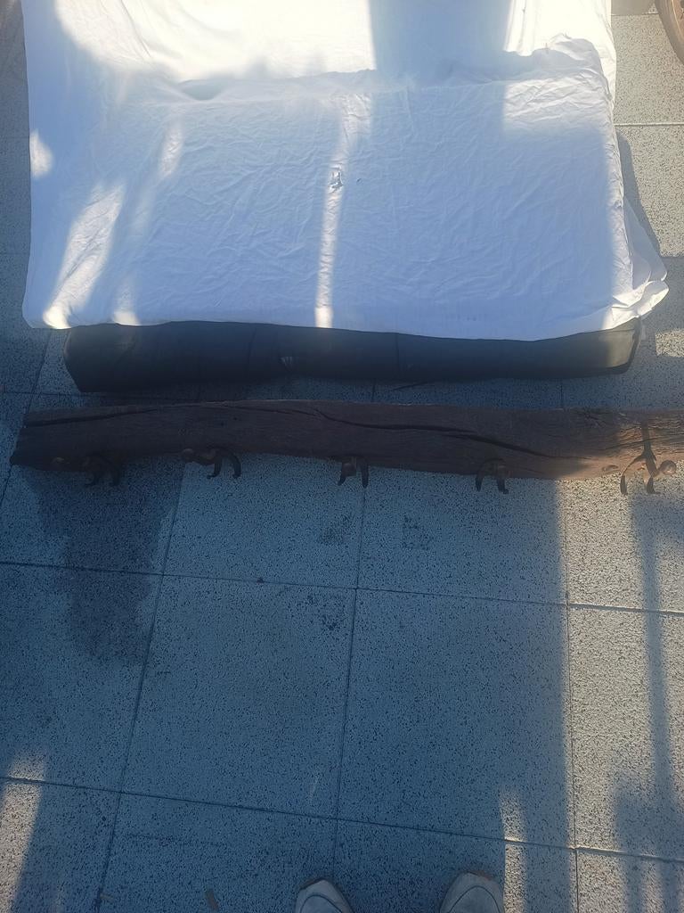 Antieke kapstok aan eiken balk van 300 jaar oud, Enlèvement