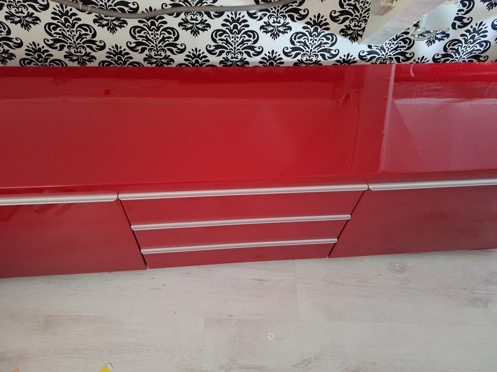 Rode hoogglans  kast, Ophalen