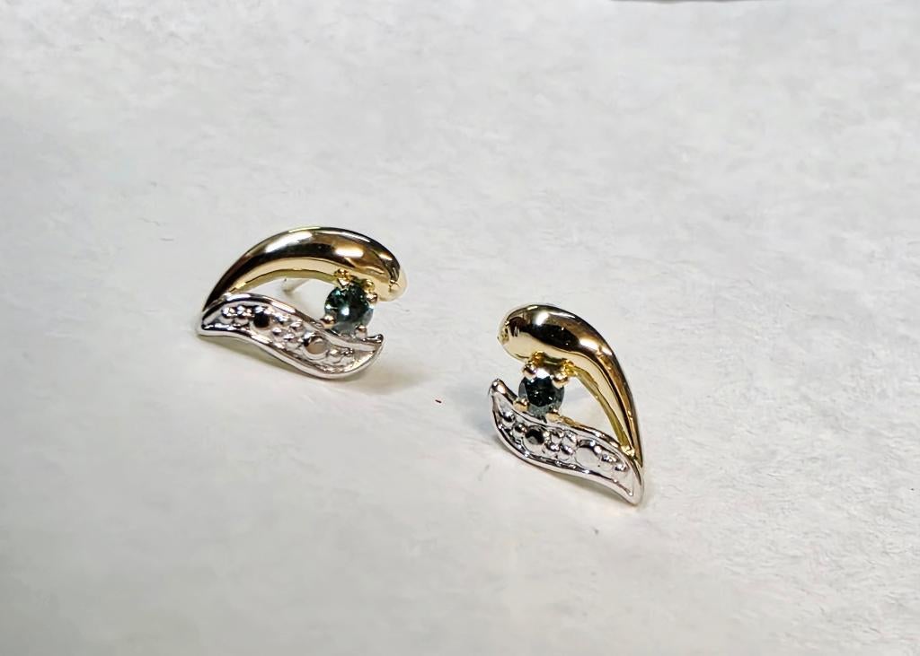 18 kt gouden oorstekers met kleurig diamanten 0,06kt, Bijoux, Sacs & Beauté, Boucles d'oreilles, Puces ou Clous, Enlèvement ou Envoi