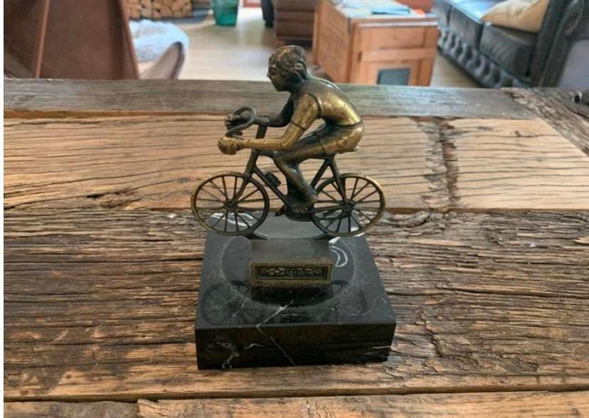 Statue de cycliste vintage en bronze sur un socle en marbre, Enlèvement ou Envoi, Comme neuf