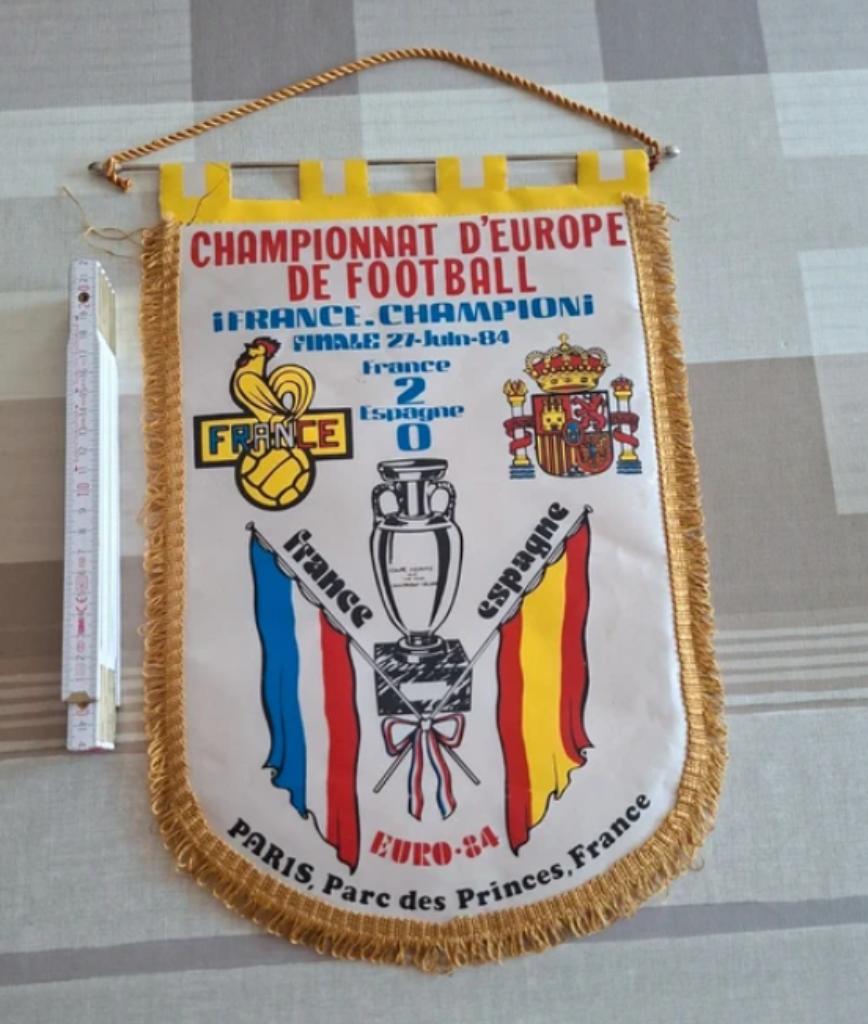 Finale vaandel Frankrijk Spanje 1984, Sport en Fitness, Ophalen of Verzenden, Zo goed als nieuw, Clubaccessoires