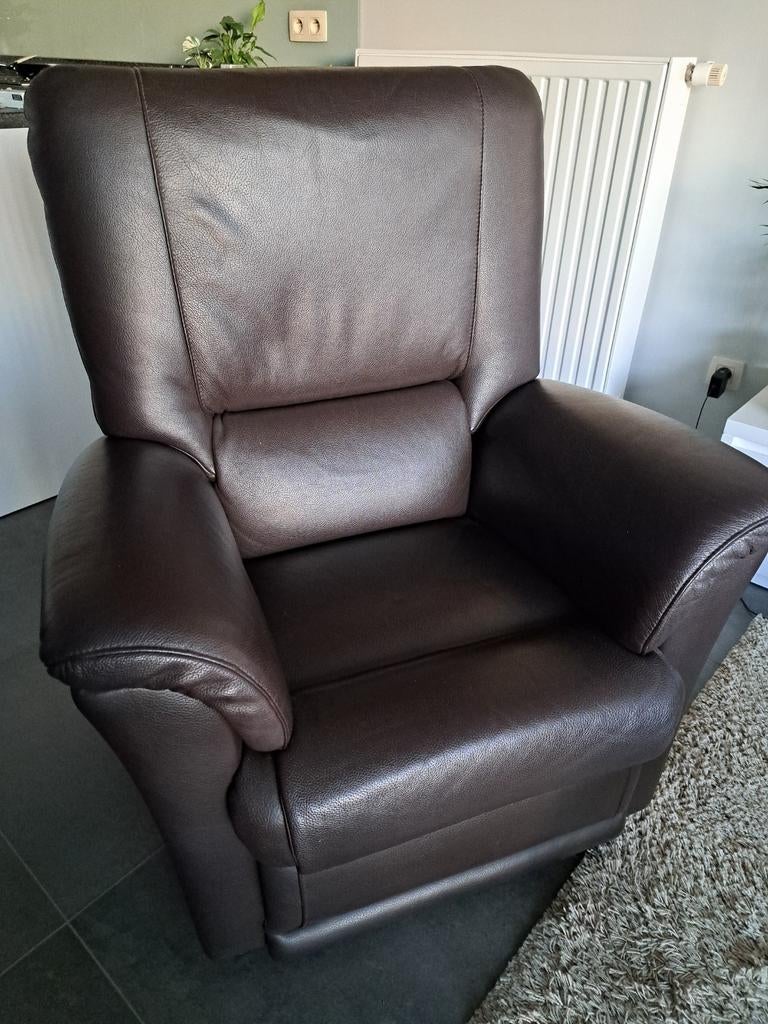 Deux fauteuils en cuir marron foncé, Maison & Meubles, Fauteuils, Comme neuf, Enlèvement