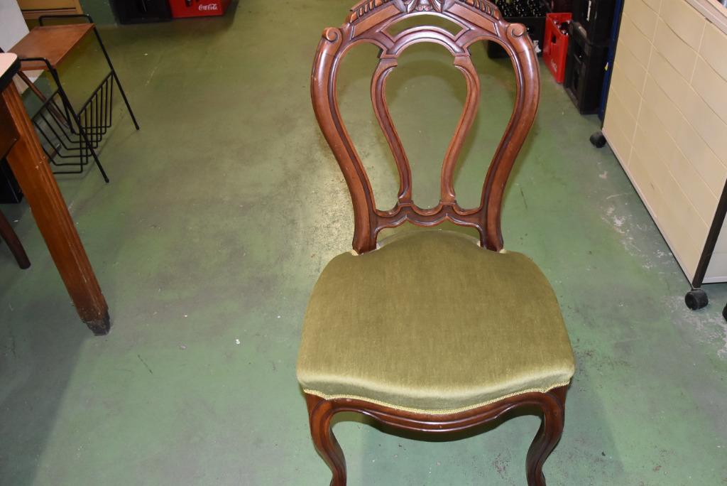 Deux chaises anciennes, Enlèvement