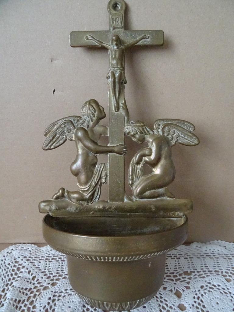 Antiek koperen wijwaterbakje met kruisbeeld engelen 31cm, Antiek en Kunst, Ophalen of Verzenden