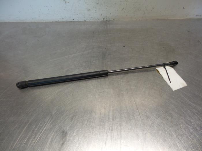 Amortisseur capot moteur droit d'un Audi A3 (A3 96-), Autos : Pièces & Accessoires, Carrosserie & Tôlerie, -, 3 mois de garantie