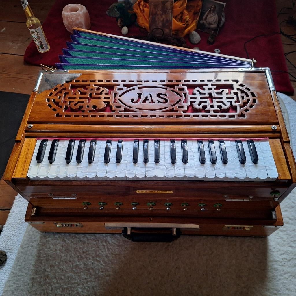 JAS Harmonium Super Deluxe Model, 3½ octaaf, 4 registers, 4, Muziek en Instrumenten, Accordeons, Ophalen, Met koffer
