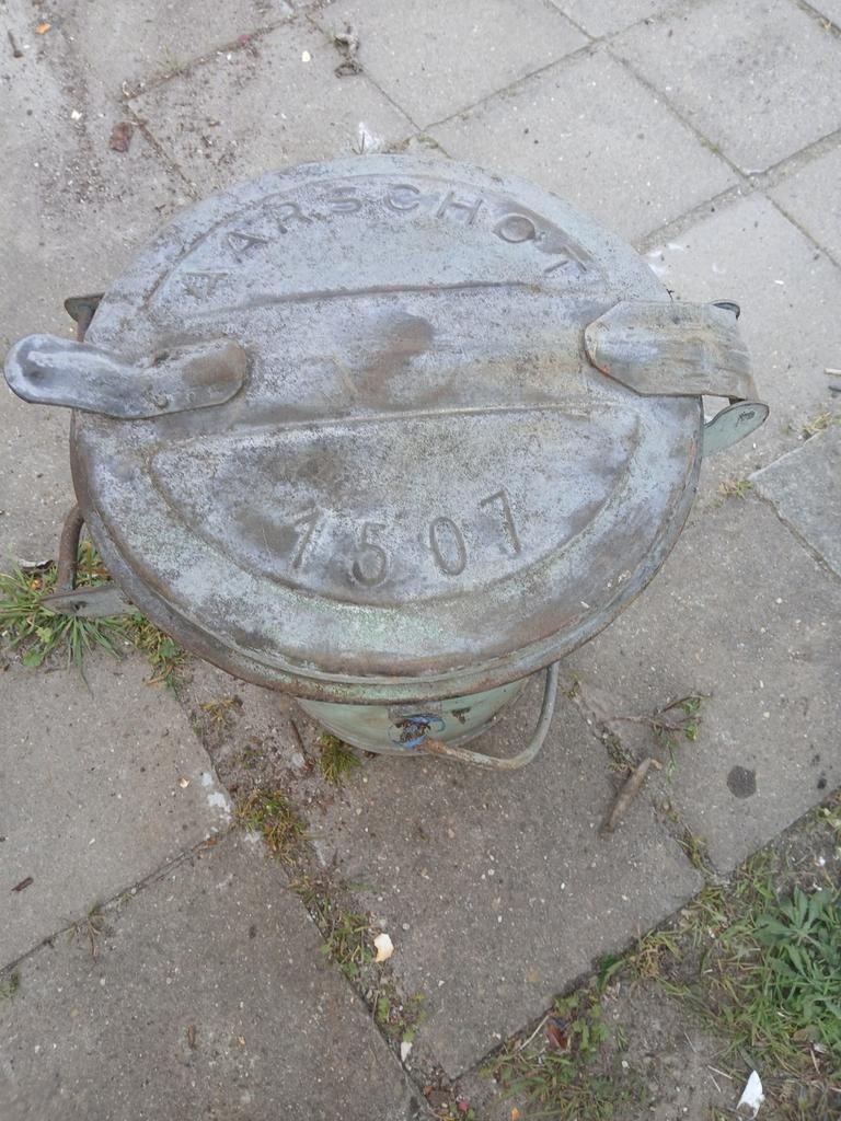 Oude zinken vuilbak aarschot, Ophalen