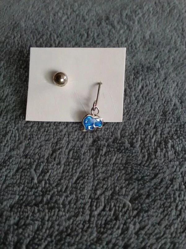 Niet bij elkaar passende blauwe olifanten/vlooienoorbellen, Handtassen en Accessoires, Oorbellen, Overige materialen, Hangers