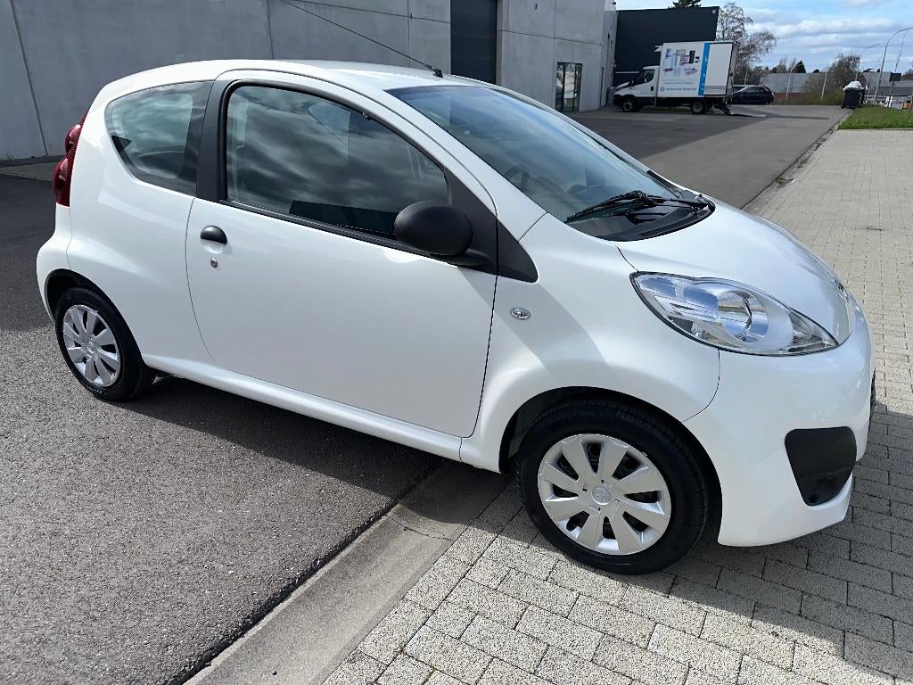 PEUGEOT  > > 107 >  >  NIEUWSTAAT > > 25.000km >  1 EIGENAAR, Auto's, Peugeot, Voorwielaandrijving, Stof, Zwart, Wit
