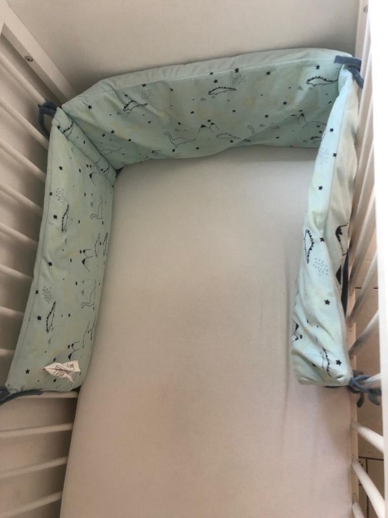 Tour de lit 'Mes amis les dinos', Enfants & Bébés, Enlèvement, Comme neuf