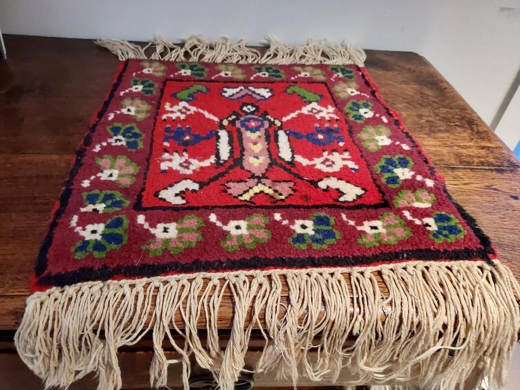 Petit tapis persan, Enlèvement