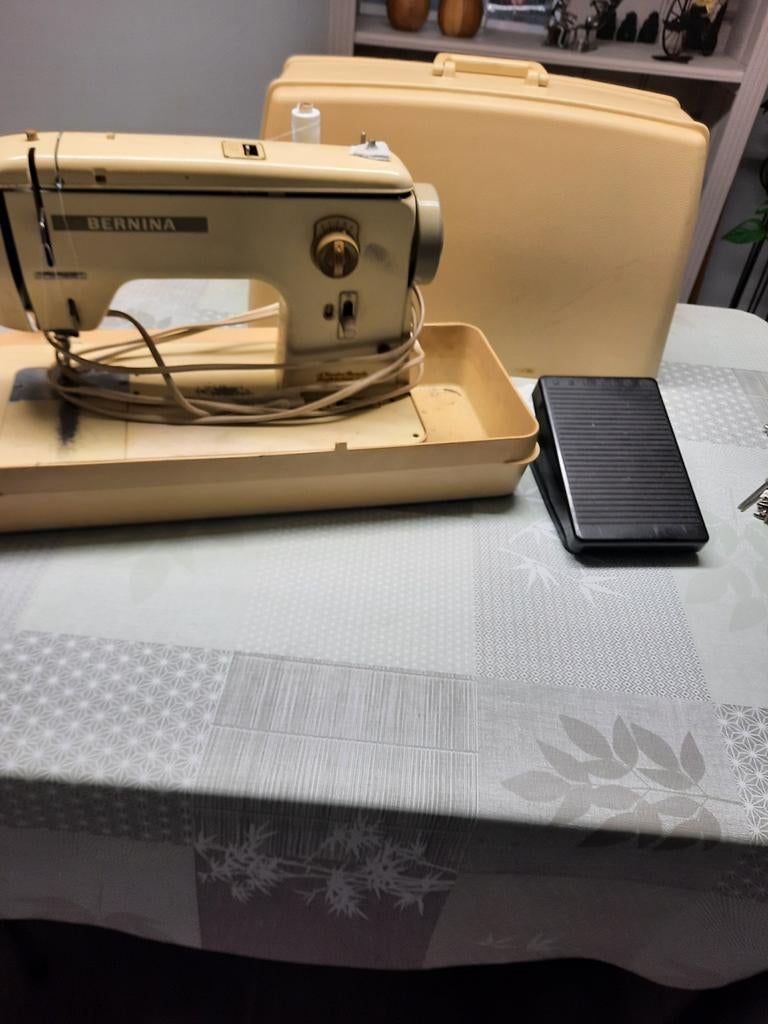 Elektrische naaimachine Bernina met voetpedaal in koffer, Hobby en Vrije tijd, Ophalen, Naaimachine, Bernina