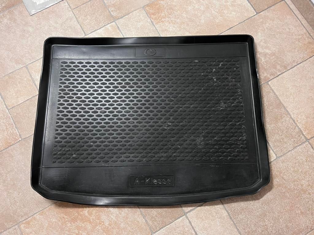 Tapis coffre et sol caoutchouc Mercedes Classe-A, Comme neuf
