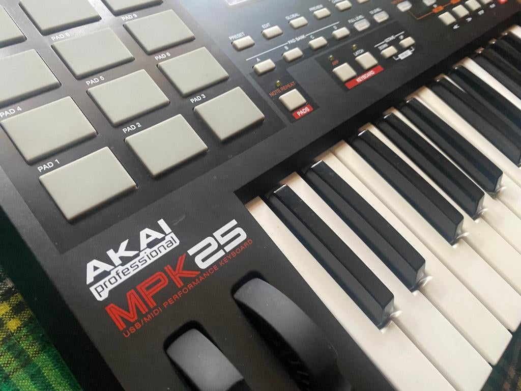 AKAI MPK 25 Professional, Muziek en Instrumenten, Midi-apparatuur, Zo goed als nieuw, Ophalen