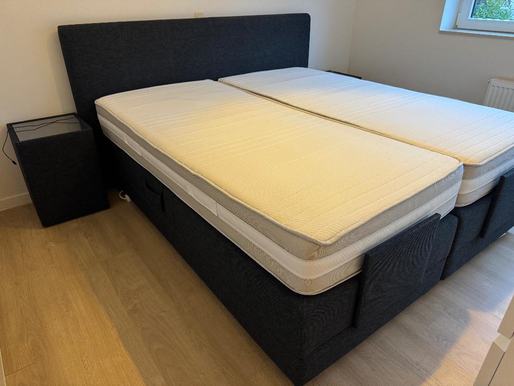 Elektrische boxspring 180x200 met bijhorende nachttafels, Ophalen, Blauw, Tweepersoons, Zo goed als nieuw