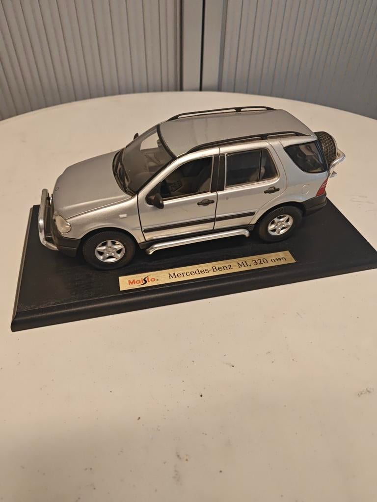 Maisto Mercedes-Benz ML 320 (1997) schaalmodel – op sokkel, Hobby en Vrije tijd, Modelauto's | 1:18, Maisto, Ophalen of Verzenden