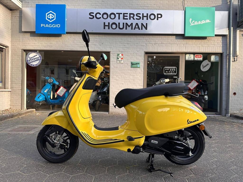 Vespa Primavera S 125cc GIALLO CURIOSO BLACKPACK EDITION (nr, Fietsen en Brommers, Scooters | Vespa, Benzine, 125 cc, Vespa S
