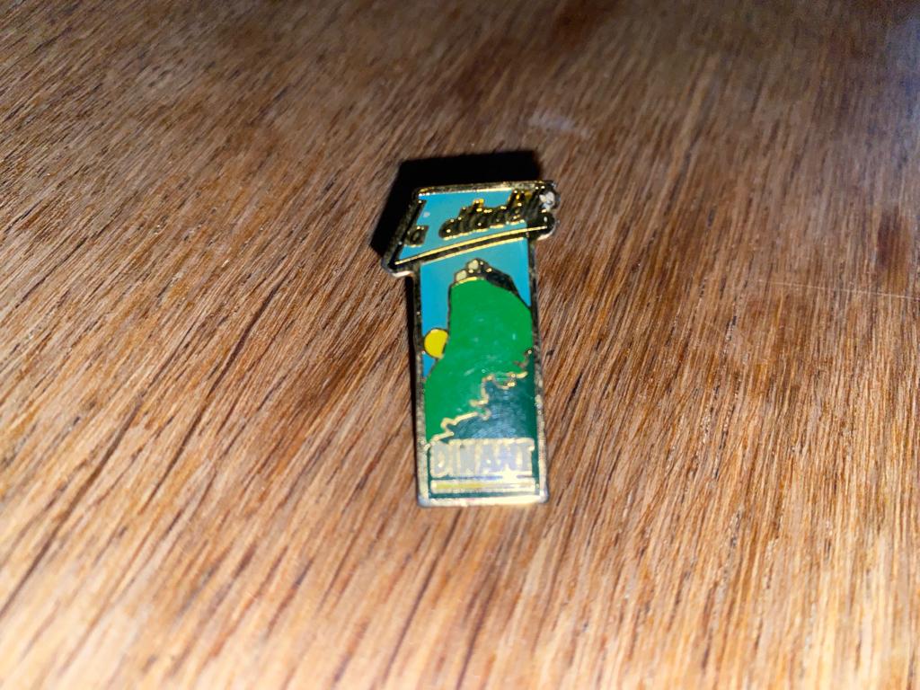 Pin’s Dinant Citadelle vintage Collector ‘90s Bon état, Collections, Broches, Pins & Badges, Envoi, Utilisé, Ville ou Campagne