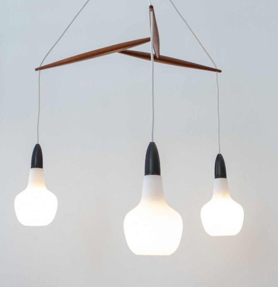 Suspension vintage verre opaline et teck RISPAL, Ophalen, Glas