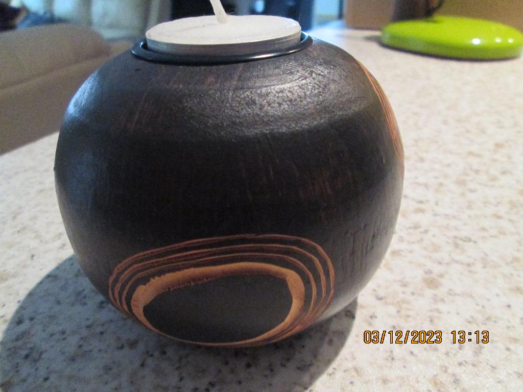 Bougeoir en bois brun de noyer gravé, Brun, Enlèvement, Bougie, Bois