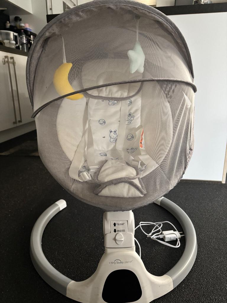 Elektrische schommelstoel Tinylove, Kinderen en Baby's, Wipstoeltjes, Zo goed als nieuw, Schommelstoel, Overige merken, Met gordel(s) of riempje(s)