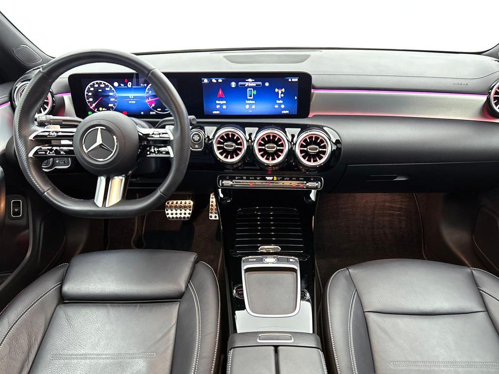 Mercedes-Benz CLA-Klasse 200 Coupé AMG Line | Panoramisch D, Stof, Zwart, 4 cilinders, 715 kg