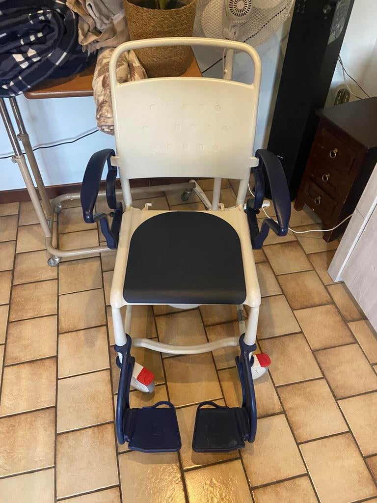 Mobiele douchestoel, Diversen, Ophalen, Zo goed als nieuw