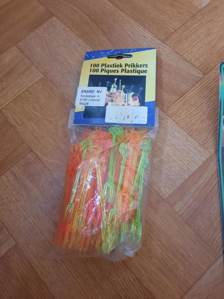nieuw pak van 100 plastieken kleurrijke prikkers, Ophalen of Verzenden, Nieuw, Feestartikel