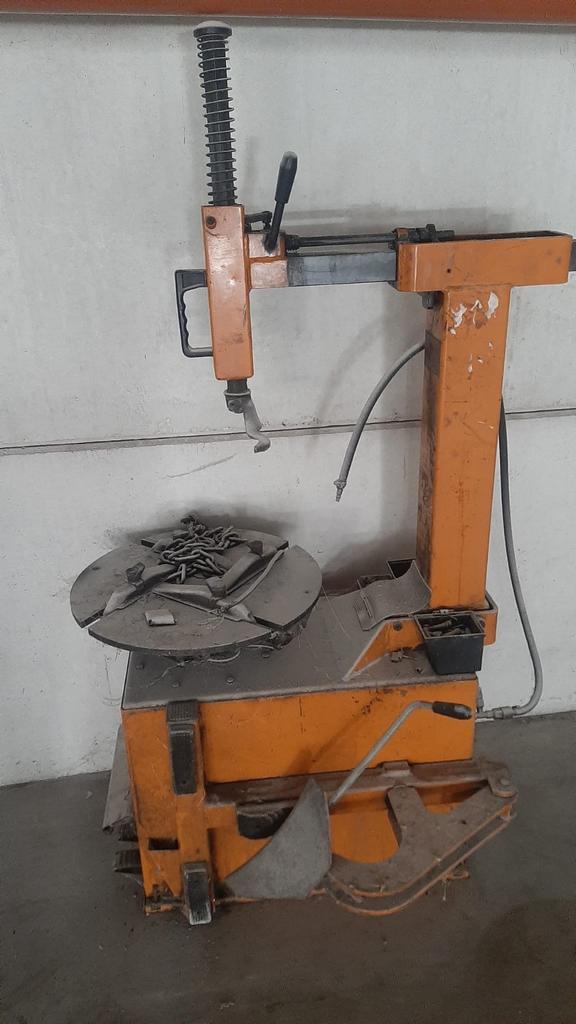 Machine a demonter les pneus, Enlèvement