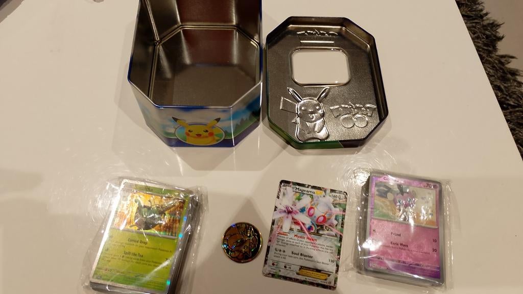 Doos pokemon 100 kaarten + 1 speciale + 1 munt, Ophalen of Verzenden